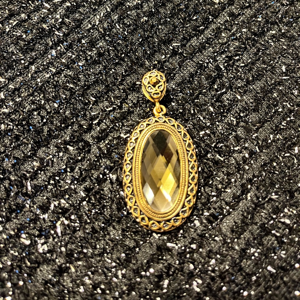 Gold necklace pendant